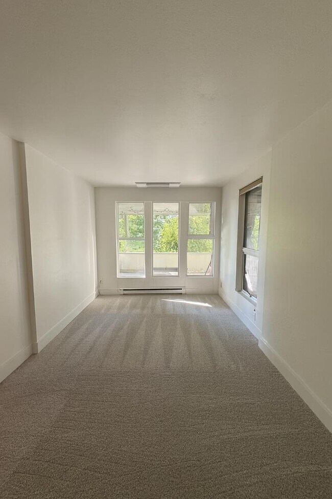 Foto del edificio - 1038 Lakeview Blvd E