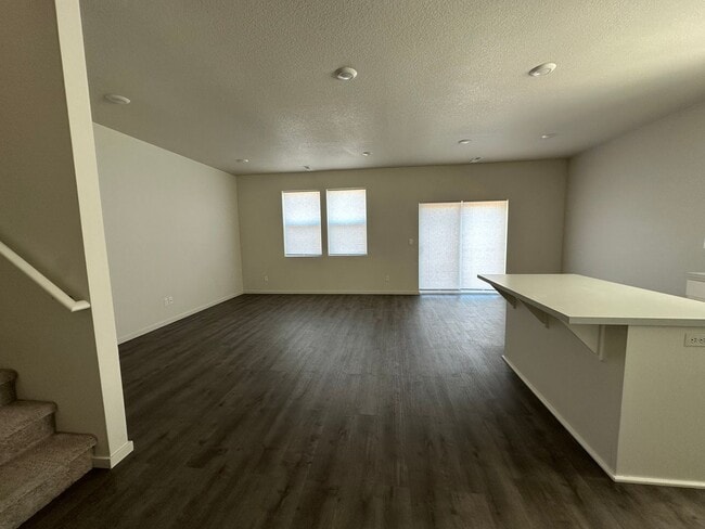 Building Photo - 4 bedroom 2.5 bathrooms in the beautiful M...