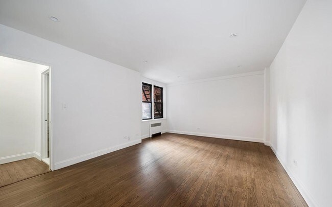 Foto del edificio - 70 E 9th St
