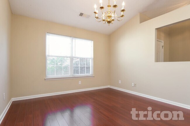 Building Photo - 425 Crested View Dr