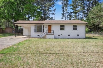 Building Photo - 2806 Fairway Dr