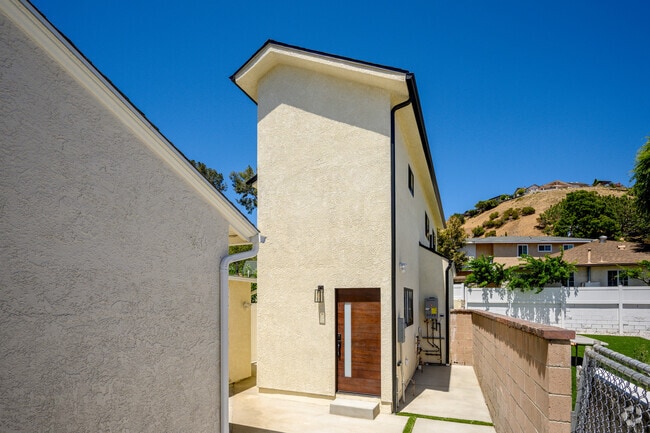 Building Photo - 8460 Glencrest Dr