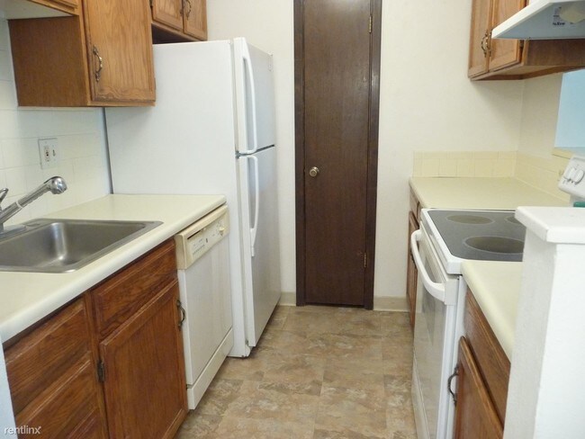 Building Photo - 2800 Kalmia Ave