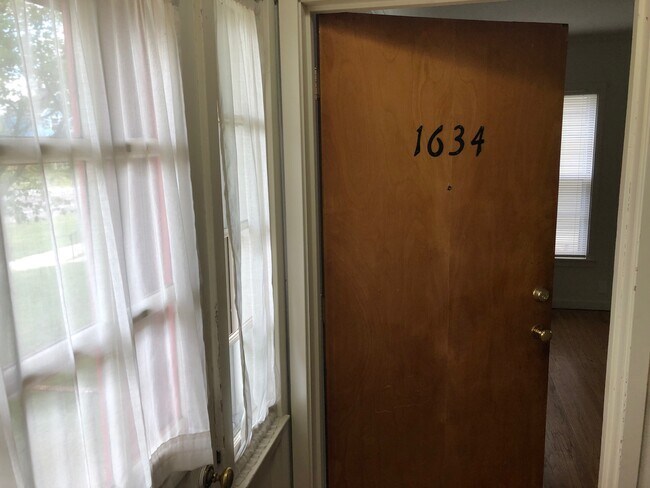 Entryway - 1634 3rd Ave SE