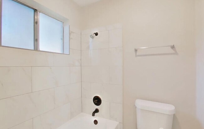 Foto del edificio - Classic Design with Room to Grow — 3-Bedroom Beauty