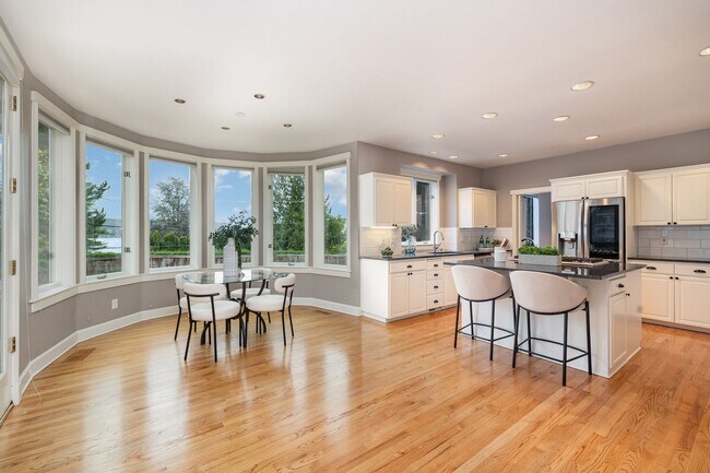 Foto del edificio - Beautiful Bellevue home with a View!