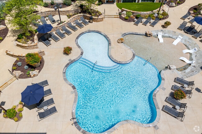 Piscina - The Row at Barrett