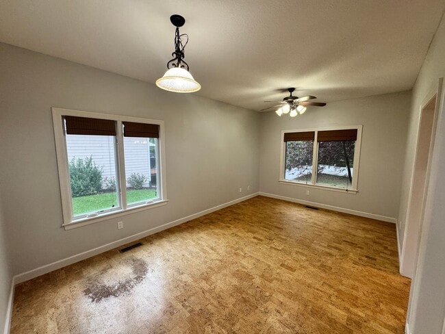 Building Photo - Large, Executive Level 5 Bedroom, 3 Bath!