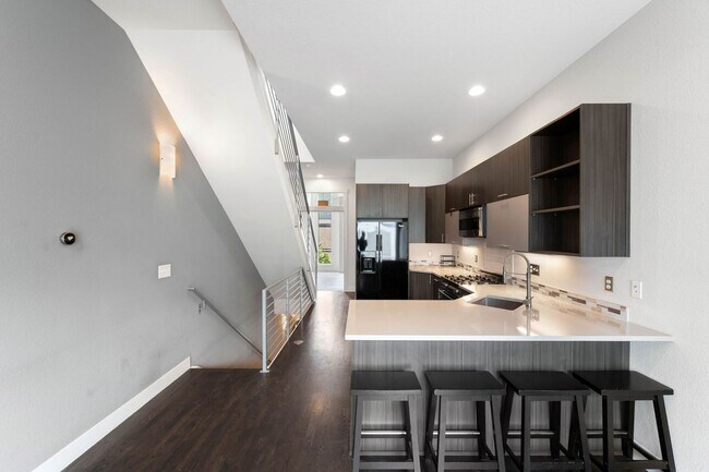 Building Photo - Modern 2BD, 2BA LoHi Townhome with Rooftop...