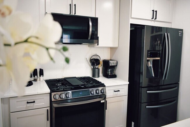 Foto del edificio - Charming 2BR Condo in Marietta