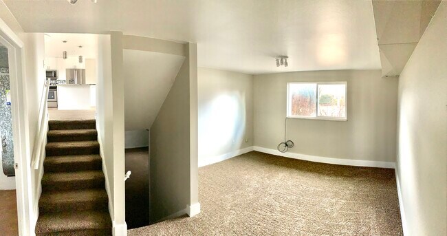 Rellano a nivel del garaje, ideal para espacio de oficina o sala de estar. - 2709 Meadowlark Ave