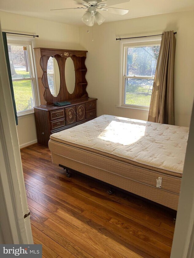 Foto principal - 10409 Metropolitan Ave
