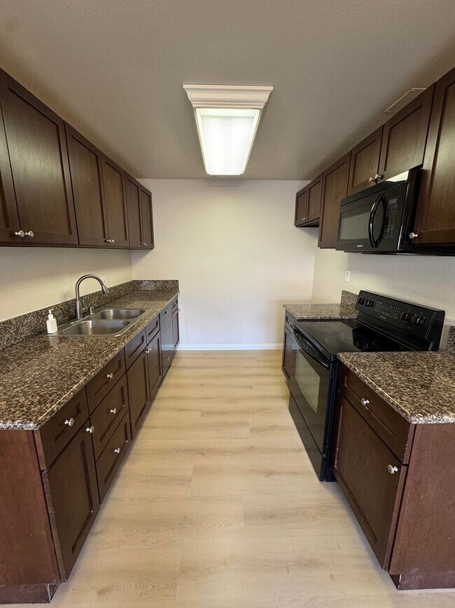 Foto del edificio - Bright, Updated Home Ready to Move In