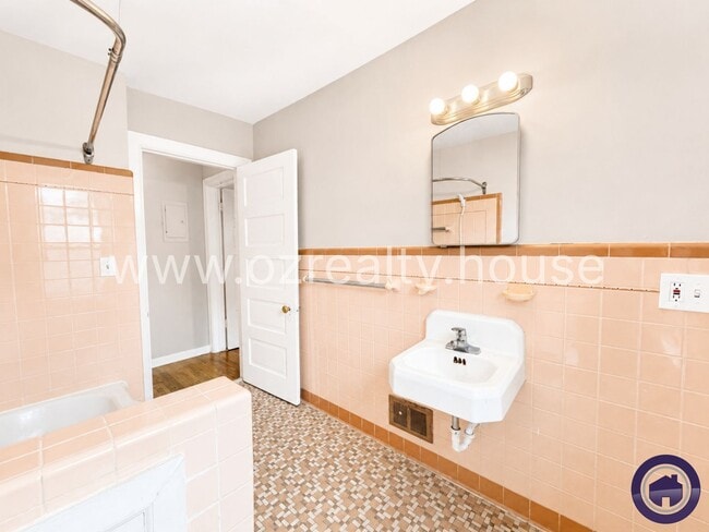 Building Photo - 837 Colburn St