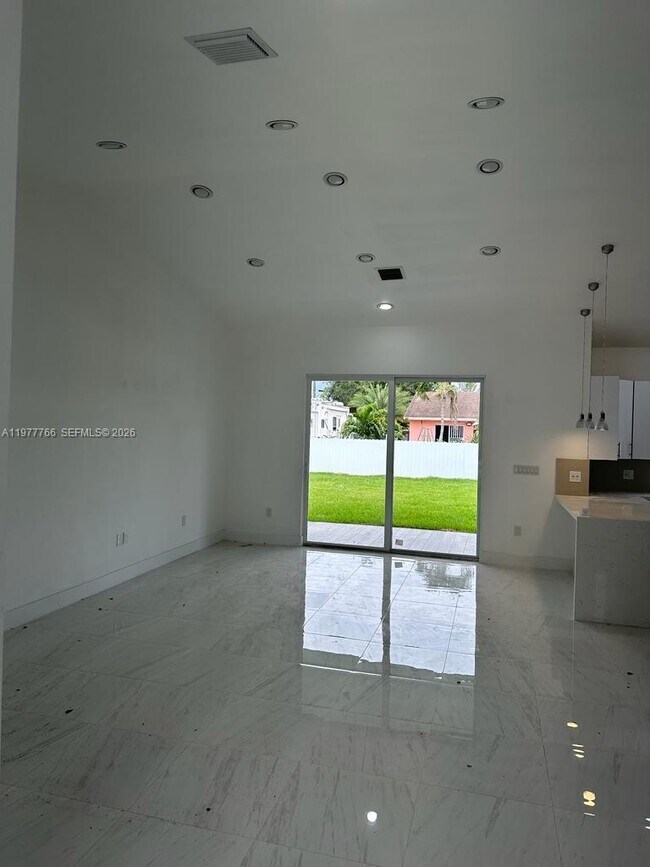 Foto del edificio - 15620 NW 39th Ct