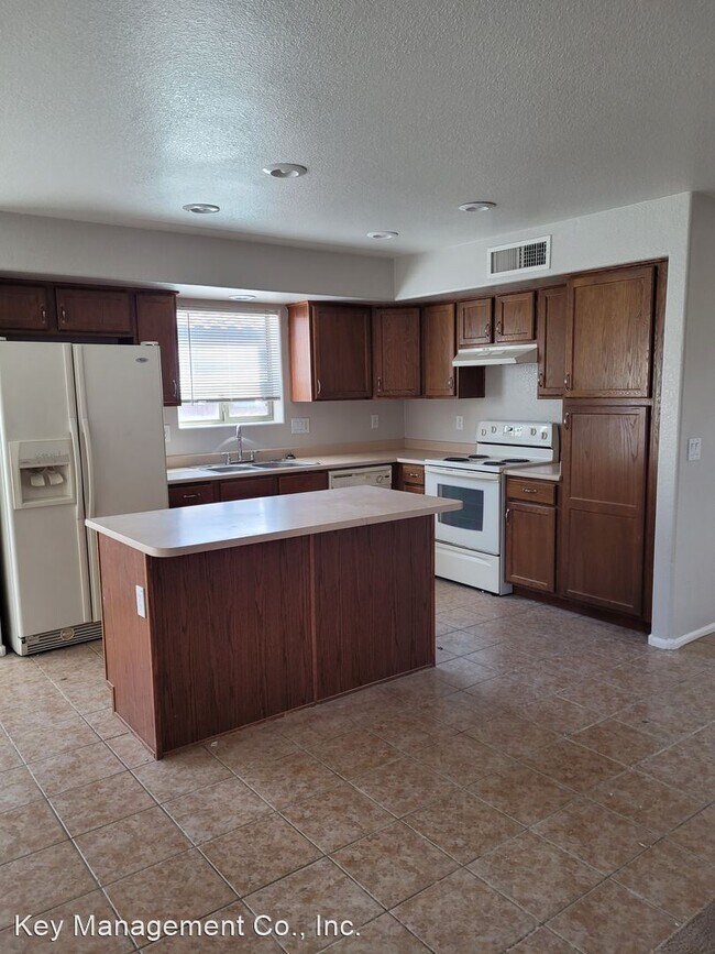 Foto del edificio - 4 br, 2.5 bath House - 15816 W. Linden St.