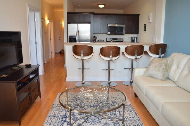 Building Photo - Wrigleyville 2 bedroom with balcony with s...
