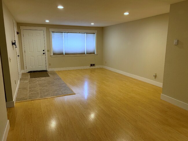 Foto del edificio - 112 Hawthorn Ave