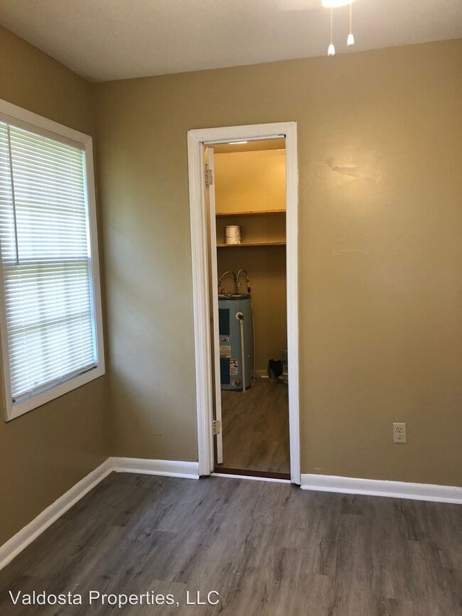 Building Photo - 3 br, 1 bath House - 907 Ponderosa Drive