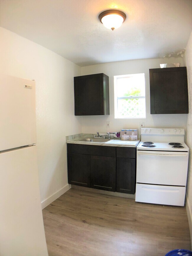 Cocina - 2751 NW 27th St