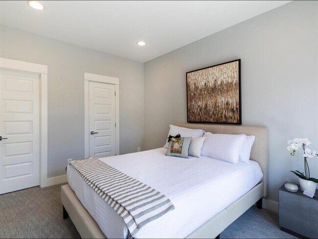 Building Photo - 6344 Culberson St