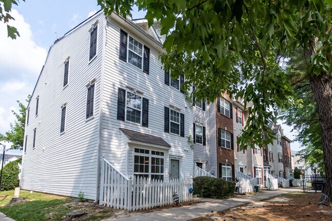 Building Photo - Three Bedroom END unit Townhome!