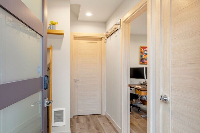 Building Photo - Ballard Townhouse, 2bed/2bath, Rooftop Deck