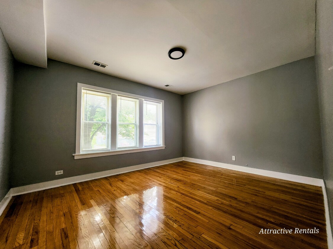 Photo - 1615 W 78th St (Chicago, IL)