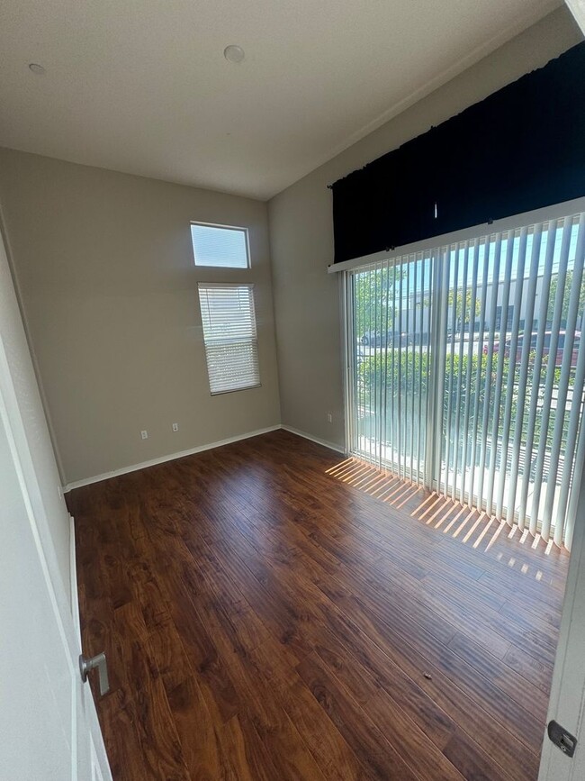Building Photo - spacious 3 bed 3.5 bath condo with pool, c...