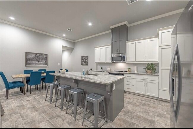 Foto del edificio - 3635 Kenyon Dr