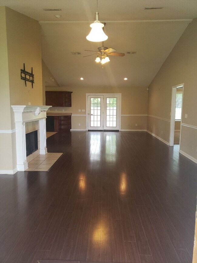 Building Photo - MOVE IN SPECIAL! $500 Off First Month's re...