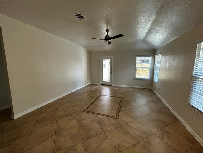 Building Photo - Move-In Ready 3BR/2BA in Round Rock - Enjo...