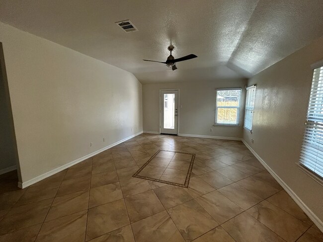 Foto del edificio - Move-In Ready 3BR/2BA in Round Rock - Enjoy One Month Free Rent When You Move In by November