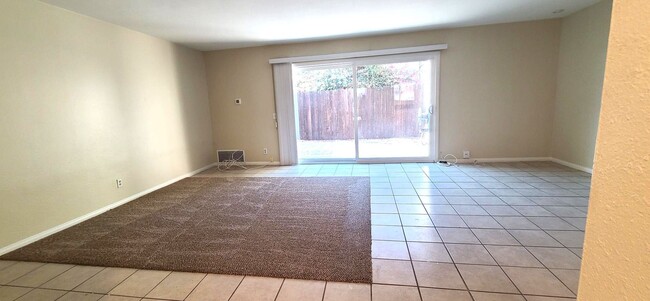 Building Photo - 2 Bedrooms + 1.5 Bath + 1 car Garage - Ava...