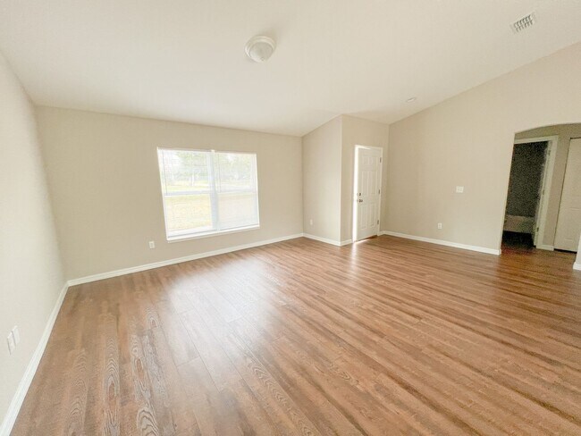 Foto del edificio - AVAILABLE NOW! Beautiful 3 Bedroom, 2 Bath...