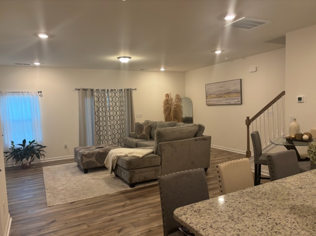 Foto del edificio - !! MOVE IN SPECIAL: Get $500 OFF!! Stunning 3 Bed / 2.5 Bath End Unit Townhome in Prime Concord L...