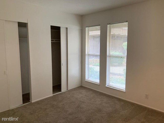 Building Photo - 5420 Roundtree Ct