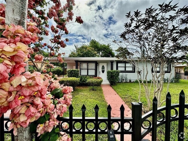 Building Photo - 1783 Lauderdale Manor Dr