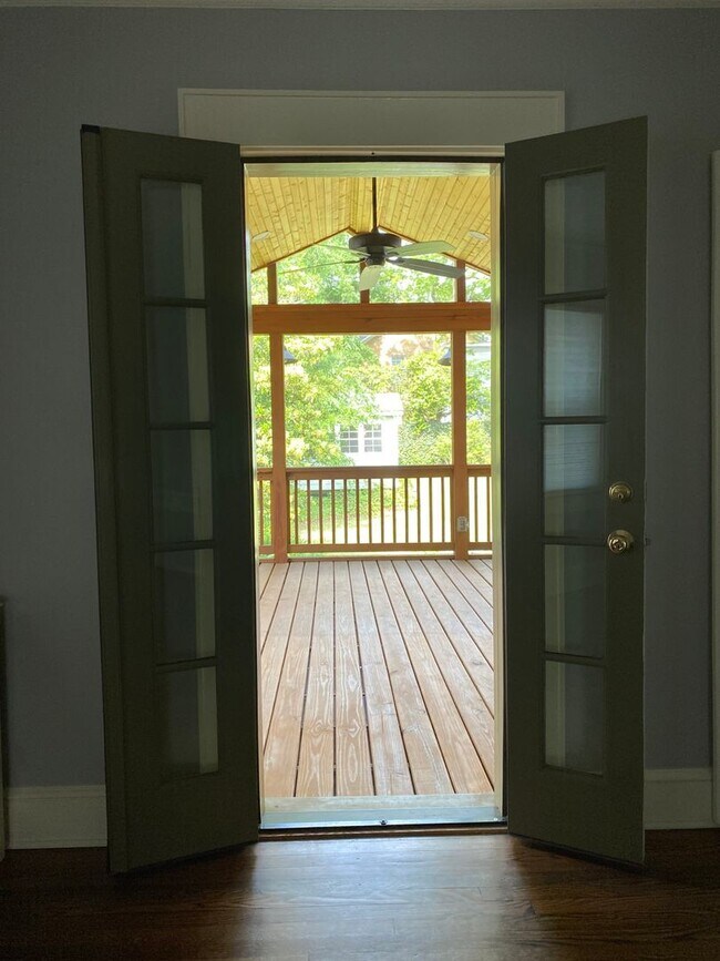 Foto del edificio - COMING SOON. Sunset Hills 3 bedroom 2 bathroom charming brick bungalow in Greensboro. Lawn care i...