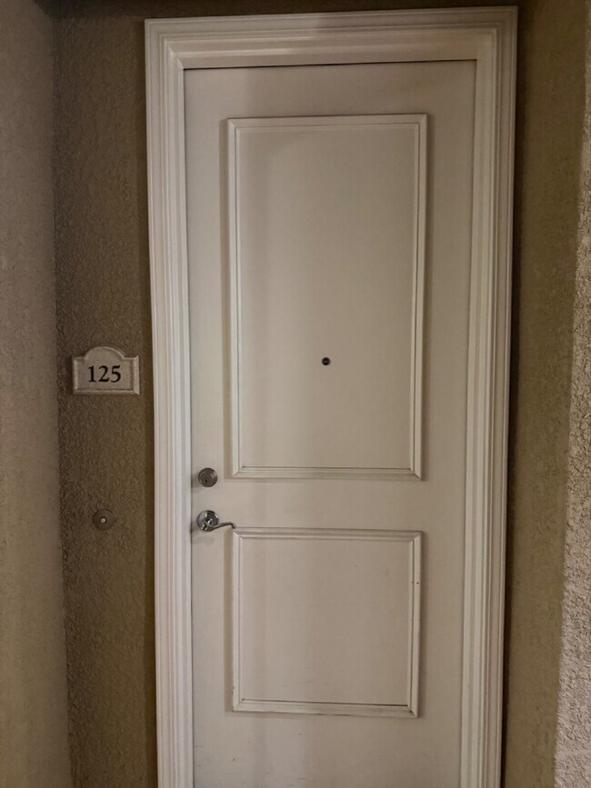 Foto del edificio - Stunning First level Luxury 2 Bed/2 Bath Condo Close to Everything in Dublin
