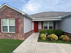 Building Photo - 2100 N Medford Ct