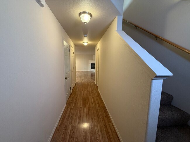Foto del edificio - CHECK OUT THIS SPACIOUS TOWNHOUSE IN REDMO...