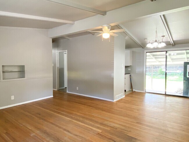 Building Photo - Bright and vaulted house in quiet, desirab...