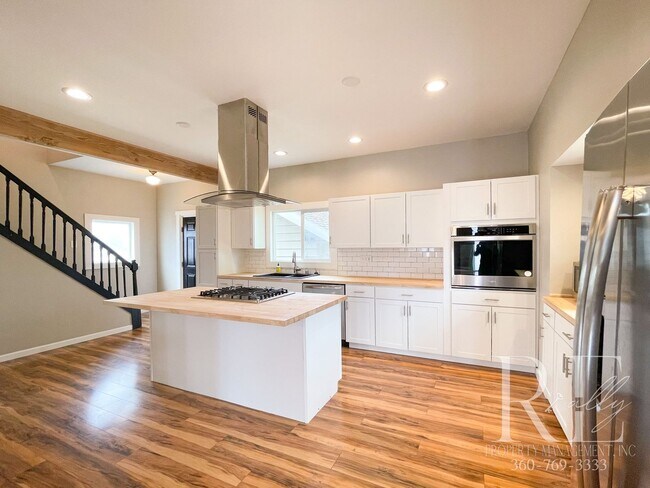 Foto del edificio - 3BR Bremerton Home with Vintage Charm & Mo...