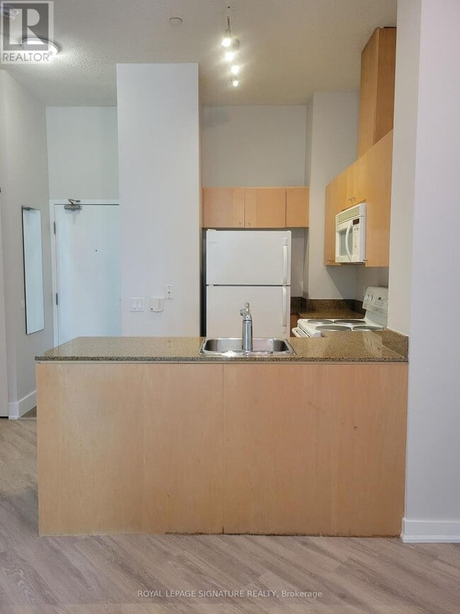 Building Photo - 361 Front St W