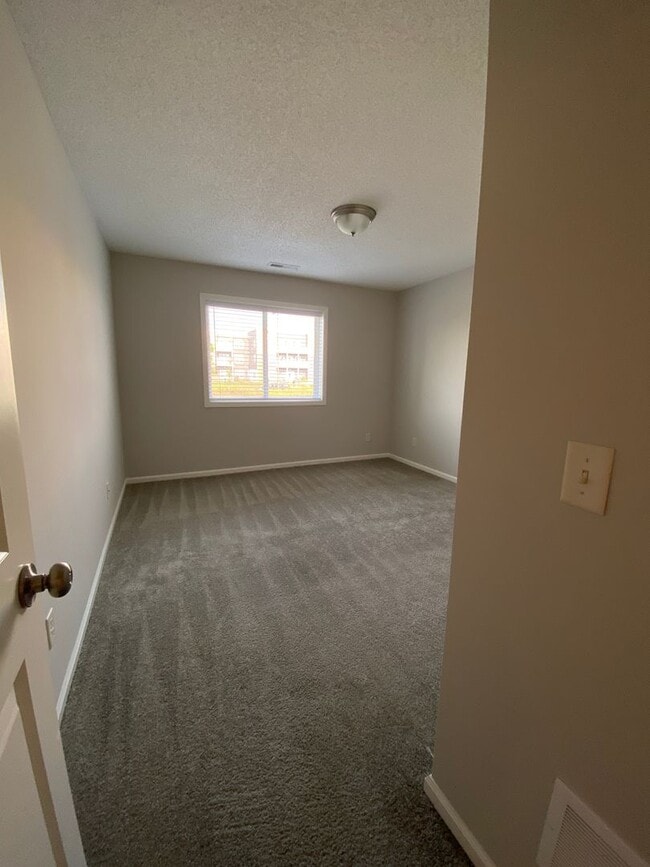 Building Photo - Updated 2 Bedroom Town Home