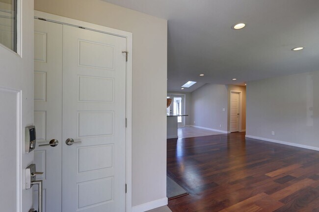 Foto del edificio - Beautifully Remodeled 4bd, 1.75ba Rambler Available in the Heart of Bellevue.