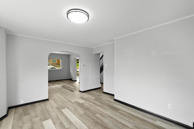 Building Photo - GORGEOUS 3 BEDROOM AVAILABLE NOW IN CRAFTO...