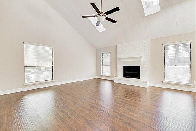 Building Photo - 13830 Hollowgreen Dr