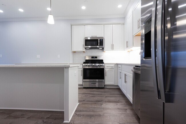 Foto del edificio - Modern 4-Bed, 2-Bath in Brighton | Parking...